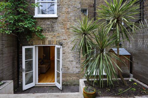 Bright 2-bed garden flat with skylights in Chelsea