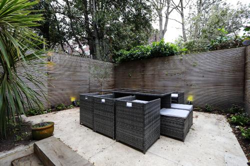 Bright 2-bed garden flat with skylights in Chelsea