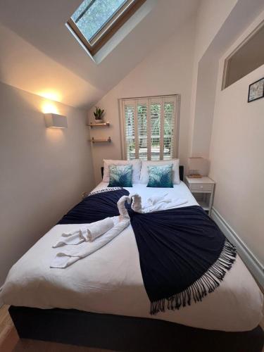 Bright 2-bed garden flat with skylights in Chelsea