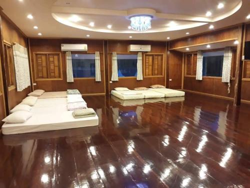 บ้านสุขใจ อัมพวา Room Type - Family Room with Balcony