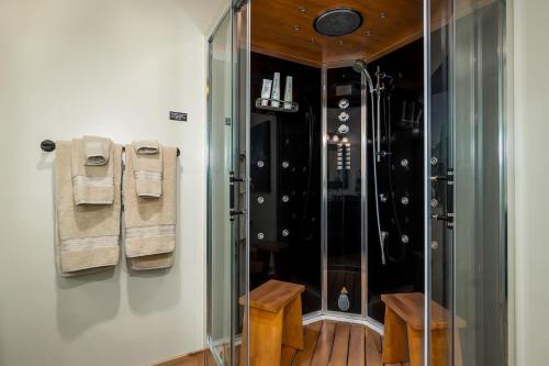 Luxury Lakeview Retreat - Hot Tub, SUP, Sauna & More!