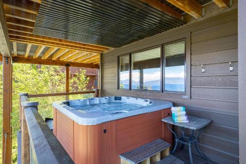 Luxury Lakeview Retreat - Hot Tub, SUP, Sauna & More!