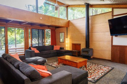 Shared lounge/TV area, YHA Grampians Eco, Halls Gap in Grampians