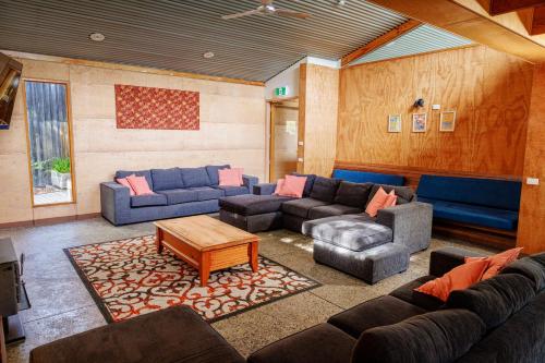 Shared lounge/TV area, YHA Grampians Eco, Halls Gap in Grampians