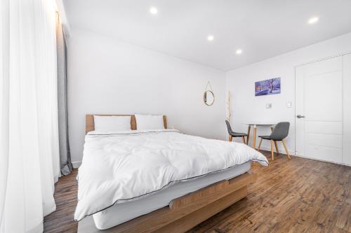 Sky Sea Pension Room Type - Double Room with Half Ocean view (304)