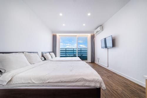 Sky Sea Pension Room Type - Deluxe Twin Room with Sea View (401)
