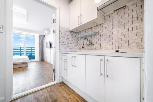 Sky Sea Pension Room Type - Deluxe Double Room with Sea View (403)