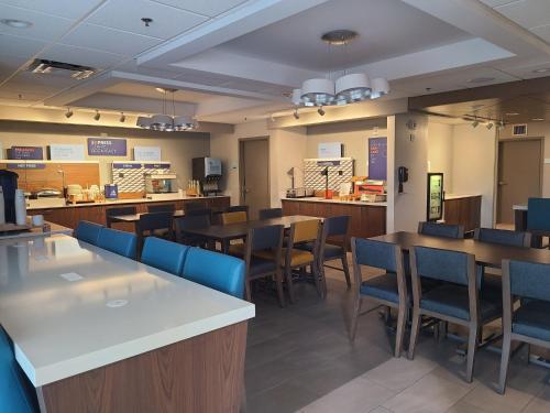 Holiday Inn Express & Suites Ft Lauderdale N - Exec Airport, an IHG Hotel