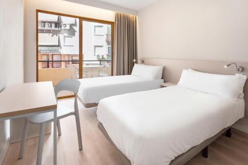 1 double bed, 1 twin bed