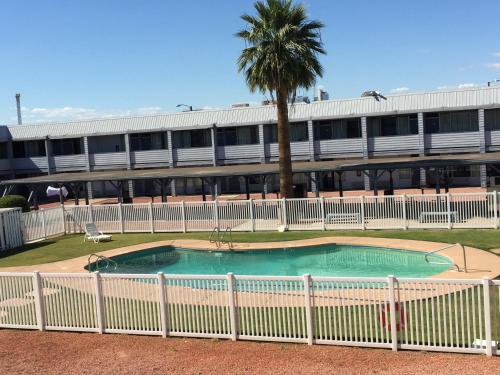 EZ 8 Motel Airporter - image 7