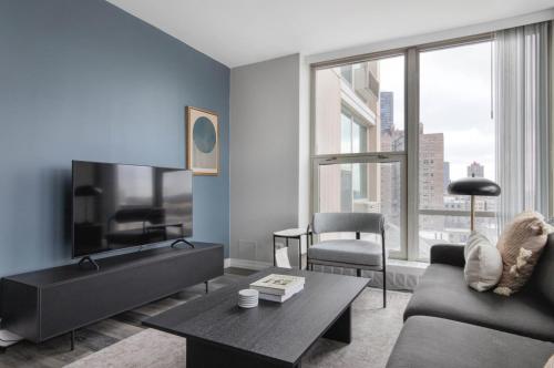 Edgewater 1br w gym deck lounge nr L CHI-918 thumb 4