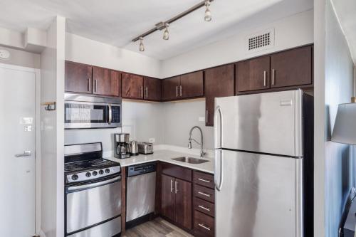 Edgewater 1br w gym deck lounge nr L CHI-918 detail