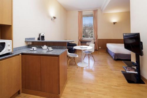 Dynasty Suites Downtown Apartments - image 13