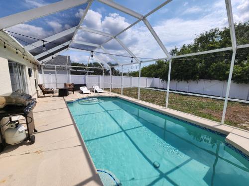 New Rental 3 Bedroom Saltwater Pool Home Sleeps 6 Fenced Backyard home in West Samoset