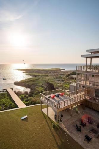 New Modern Waterfront Home w Saltwater Pool