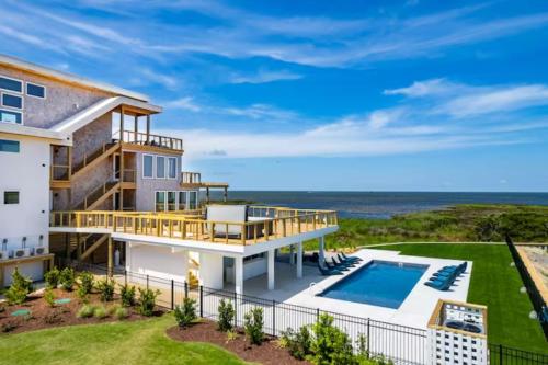 New Modern Waterfront Home w Saltwater Pool