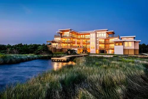 New Modern Waterfront Home w Saltwater Pool