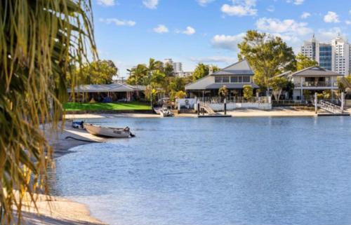 Mooloolaba Waterfront Unit - sleeps 8