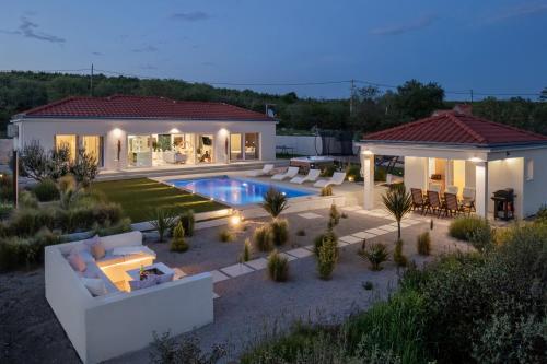 Úszómedence, Villa Nebesi ZadarVillas in Budak