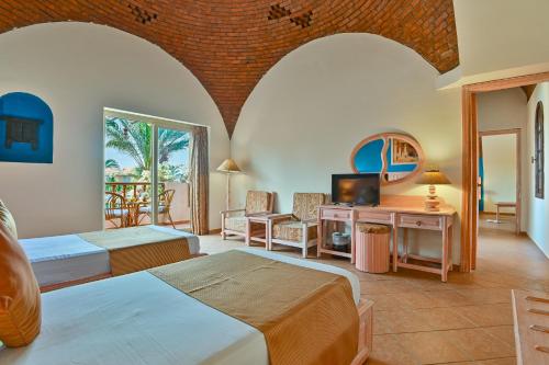 Chambre double avec 1 ou 2 lits, vue sur la piscine