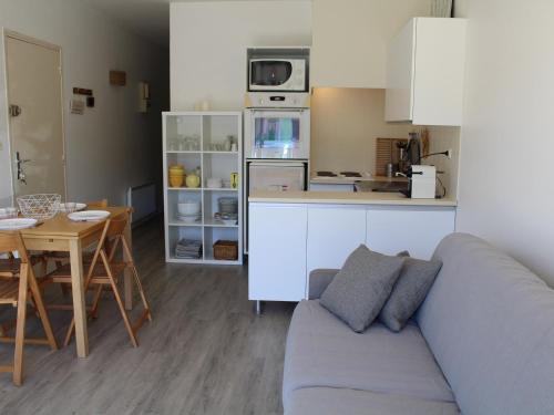 . Appartement T2 avec terrasse, parking privé, proche plage et commerces - FR-1-229C-9