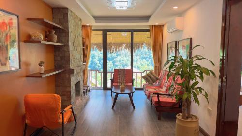 Apartment with Mountain View