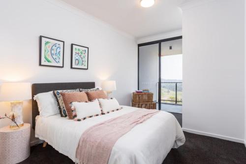 Luxury Private Queen Room with Balcony & Bathroom in Shared Apartment Panorama Gold Coast