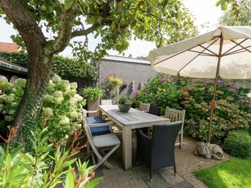 Balcony/terrace, Amazing home in Noord-Holland w/  in Boendermaker