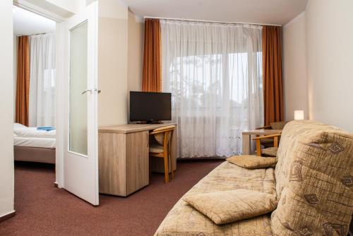 1 double bed, 2 twin beds