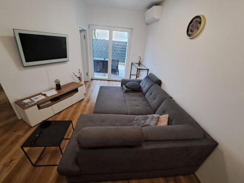Stunning new apartment with free parking near city centre