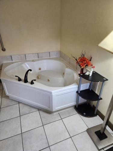 Quality Inn - image 7