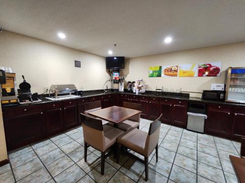 Quality Inn - image 11
