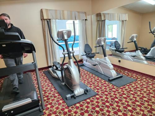 Quality Inn - image 10