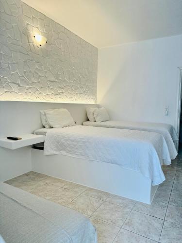 1 queen bed, 2 twin beds, 1 sofa bed