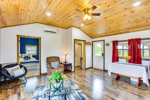 Northeast Texas Vacation Rental about 6 Mi to Commerce in 科默斯