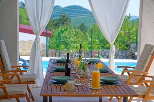 Balkons/terase, Unique retreat - Apartment Harmony with private pool in Gizdavac