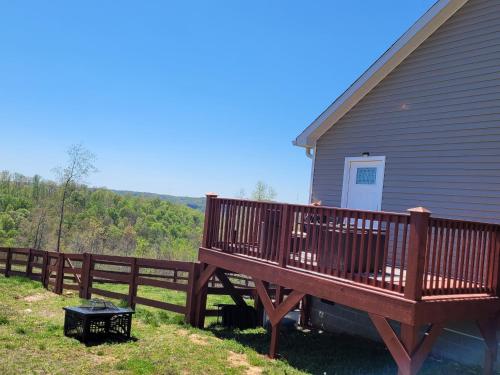 Pet-Friendly, GREAT Guest Suite with Private Entry & Deck! ONLY 25 Mins from Downtown Nashville!