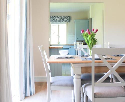 bedroom holiday home with wheelchair accessible bathroom 2km from Kenmare in Dunkerron Holiday Homes