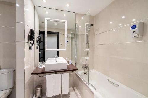 Double Room with Extra Bed image 4
