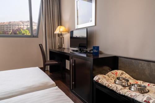 1 double bed, 1 twin bed