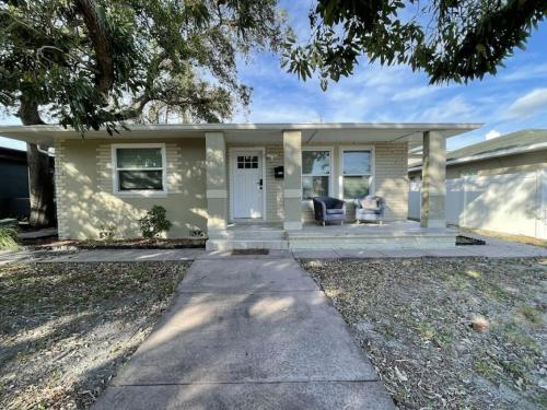 Family house in St Petersburg in St Petersburg, USA
