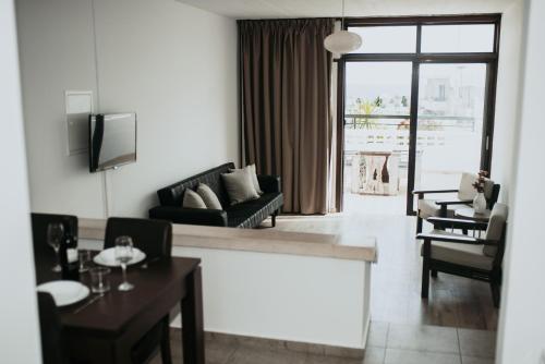 2 twin beds, 1 sofa bed