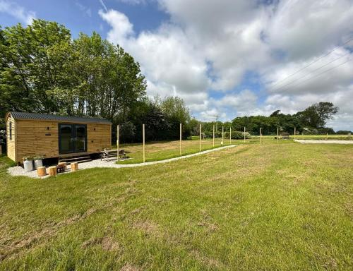 Garden, The Stag's Head - Shepherds Hut in Singleton