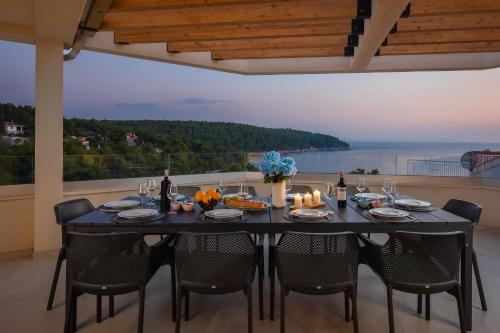 SEAFRONT VILLA for 10 people!