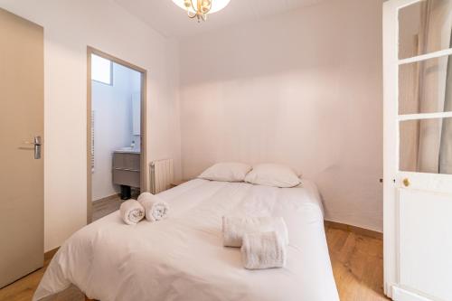 Un pied à terre avec terrasse à la Cathédrale - Une Nuit à Nîmes - image 4