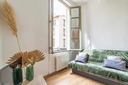 Un pied à terre avec terrasse à la Cathédrale - Une Nuit à Nîmes