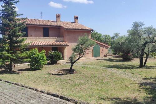  Villa Regno: elegante villa con piscina immersa nel verde in Torre San Patrizio