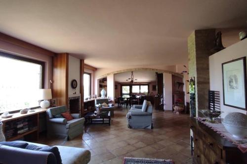  Villa Regno: elegante villa con piscina immersa nel verde in Torre San Patrizio