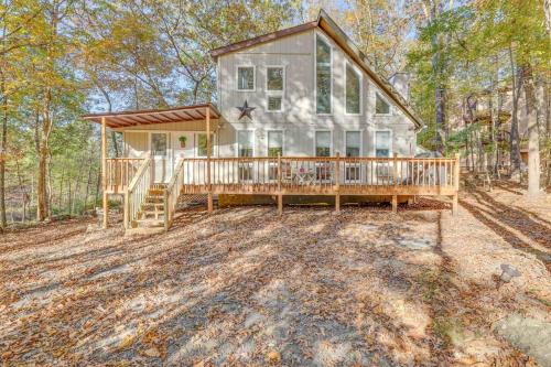 Saw Creek Chalet with multiple pools by Bushkill Falls