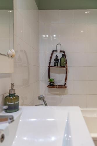 One-Bedroom Apartment image 3